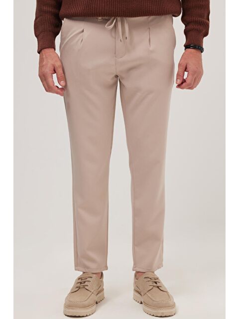 TUDORS Erkek Slim Fit Dar Kesim Lastikli Bel Bağcık Detaylı Pileli Taş Pantolon - S000526142-25636