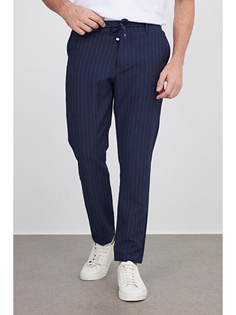TUDORS Erkek Slim Fit Dar Kesim Gofre Kumaş Beli Bağcıklı Çizgili Lacivert Pantolon - S000526148-21164