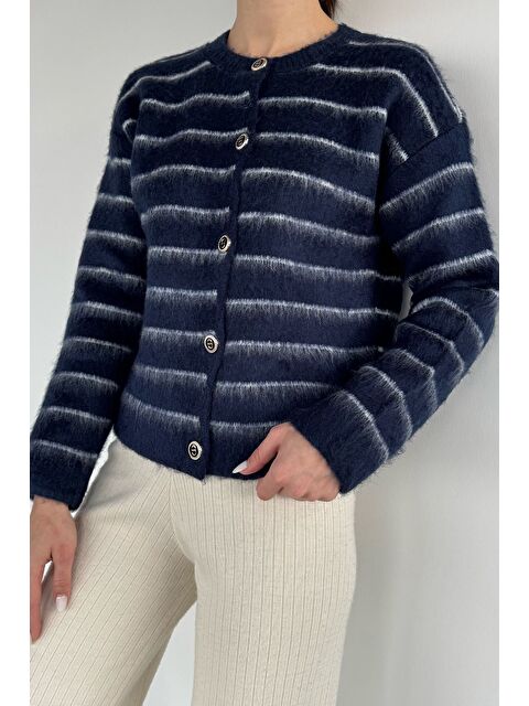 Gülseli Kadın Çizgi Desenli Triko Hırka