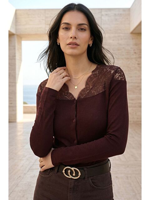 Gülseli Kadın Omuzlar Dantelli Ön Düğmeli Elastanlı Hırka