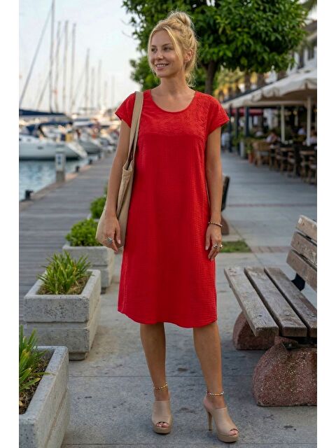 Chiccy Kırmızı Havuz Yaka Düşük Kol Cepli Kol Roba Ve Yanları Brodeli Casual Müslin Dokuma Elbise 100 55