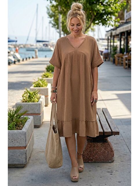 Chiccy Koyu Bej V Yaka Kısa Kol Eteği Fırfırlı Casual Müslin Geniş Kesim Dokuma Elbise 106 75