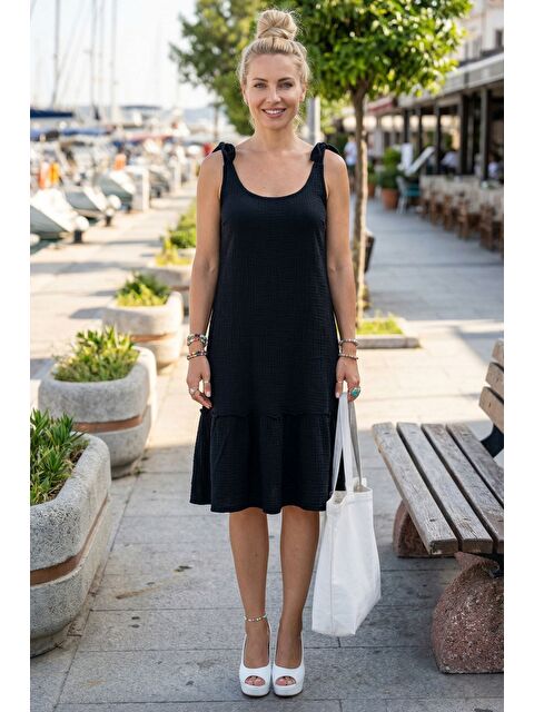 Chiccy Siyah Askılı Eteği Fırfırlı Omuzdan Bağlamalı Casual Müslin Dokuma Elbise 95 50