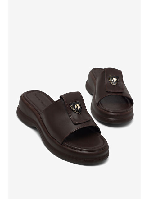 TONNY BLACK Kadın Kahve Rahat Kalıp Logo Detaylı Terlik