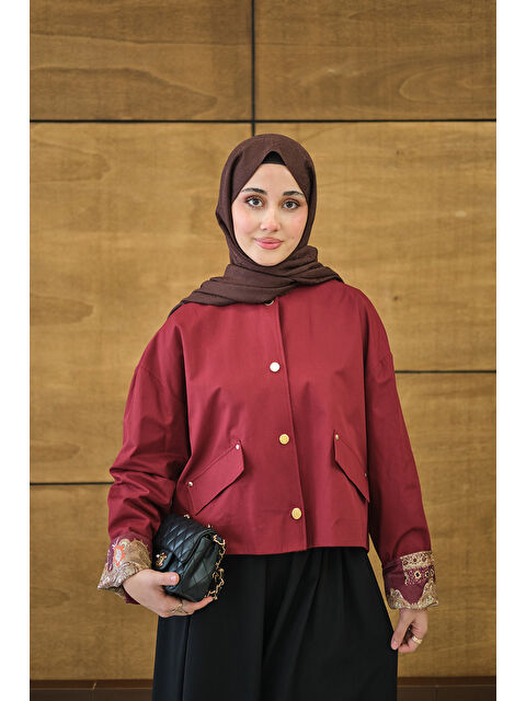 Locco Moda Kadın Bisiklet Yaka Astarı Desenli Çıtçıtlı Regular Gabardin Kısa Trenç Bordo - S000500116-19951