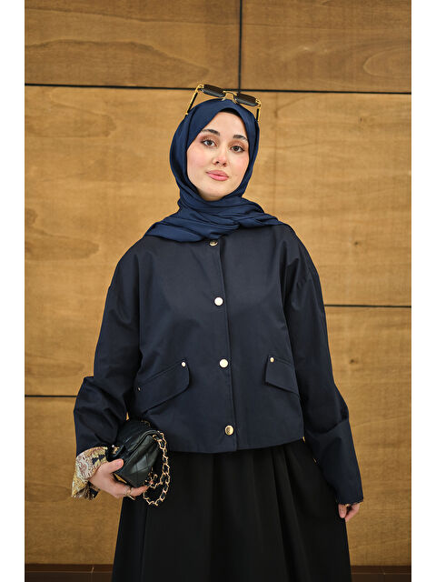 Locco Moda Kadın Bisiklet Yaka Astarı Desenli Çıtçıtlı Regular Gabardin Kısa Trenç Lacivert - S000500116-21164