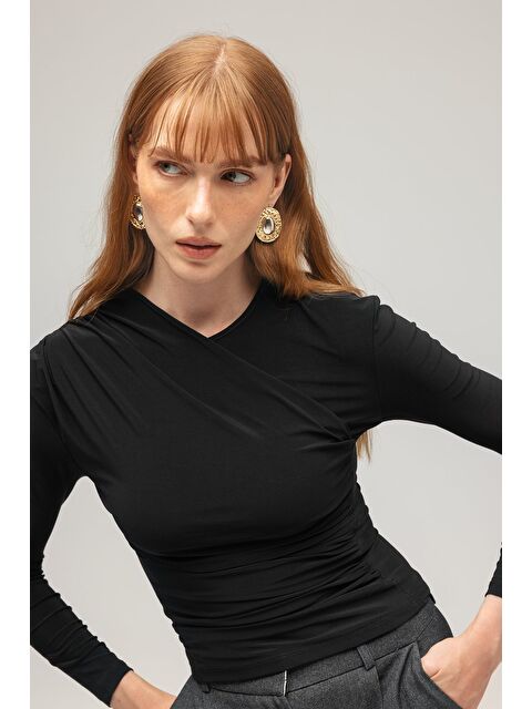 Saade Siyah Kadın Asimetrik Drape Detaylı Uzun Kollu Örme Bluz - S000508269-19351