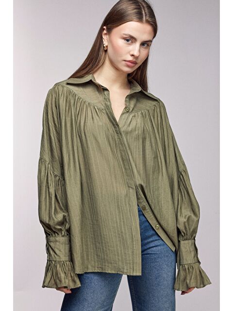 Saade Haki Kadın Oversize Büzgülü Düşük Omuz Dokulu Gömlek - Manşet Detaylı - S000497500-18547