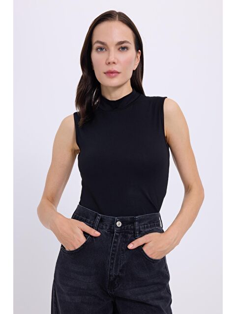 TUDORS Kadın Standart Fit Normal Kesim Sıfır Kol Yarım Balıkçı Yaka Siyah Bluz - S000520984-19351