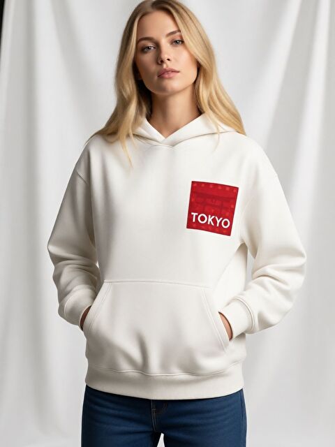 Trendseninle Unisex Kadın Erkek Oversize TOKYO logo Özel Tasarım Baskılı Kapüşonlu Sweatshirt Beyaz - S000498301-20063
