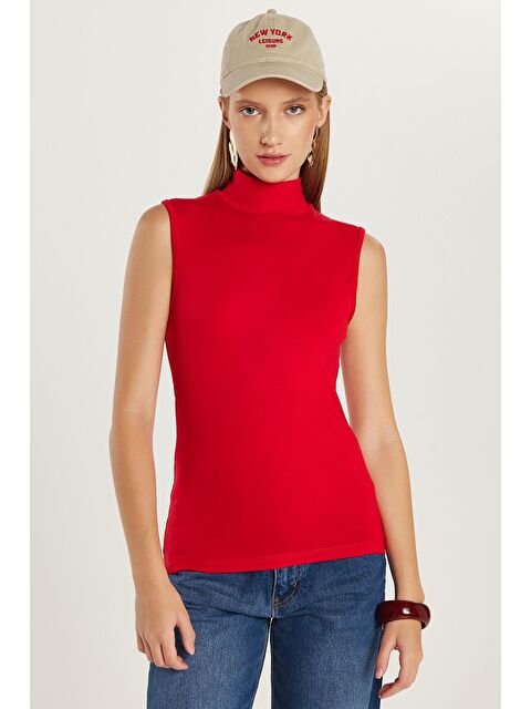 TUDORS Kadın Regular Fit Klasik Kesim Viskon Kumaş Balıkçı Yaka Sıfır Kol Kırmızı Bluz - S000520990-20045