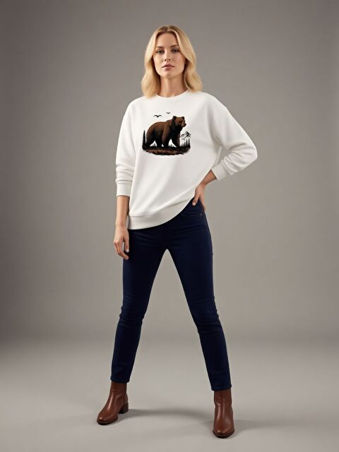 Trendseninle Kadın Beyaz Safari Bear Baskılı Bisiklet Yaka Sweatshirt - S000498306-20063