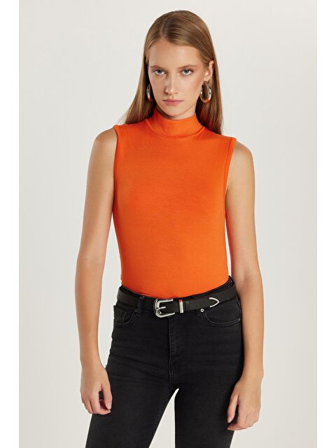 TUDORS Kadın Regular Fit Klasik Kesim Viskon Kumaş Balıkçı Yaka Sıfır Kol Turuncu Bluz - S000521000-20013