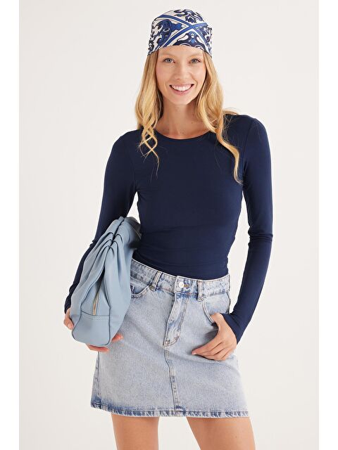 TUDORS Kadın Slim Fit Dar Kesim Uzun Kollu Bisiklet Yaka Sırt Detaylı Lacivert Viskon Bluz - S000521014-21164