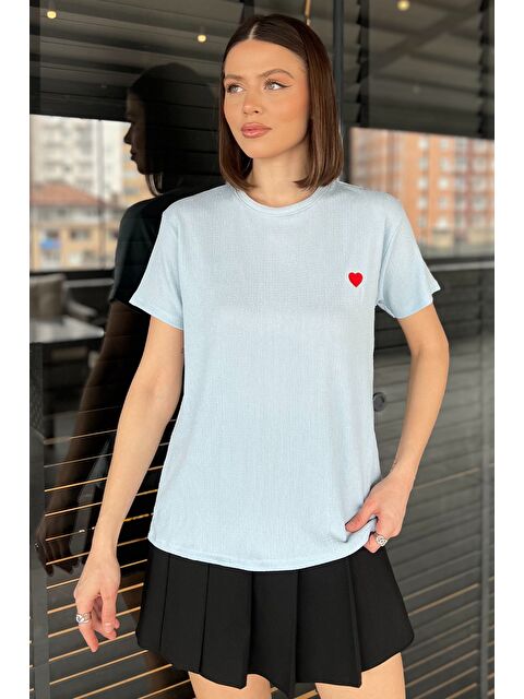 Gülseli Kadın Bisiklet Yaka Kalp Nakışlı Tişört - S000373188-17437