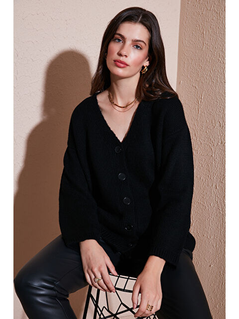 Lela Regular Fit V Yaka Düğmeli Triko Hırka 4616229 - S000424886-19351