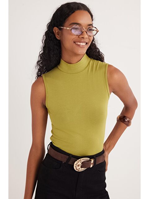 TUDORS Kadın Regular Fit Klasik Kesim Viskon Kumaş Balıkçı Yaka Sıfır Kol Yeşil Bluz - S000521033-18194