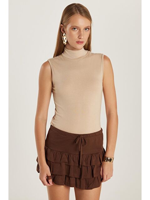 TUDORS Kadın Regular Fit Klasik Kesim Viskon Kumaş Balıkçı Yaka Sıfır Kol Bej Bluz - S000521038-19928