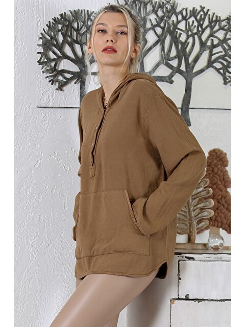 Chiccy Tarçın Rengi Kapüşonlu Uzun Kol Düğmeli Kanguru Cepli Yıkamalı Dokuma Geniş Kesim Bluz - S000358656-19956