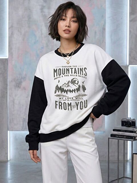 Trendseninle Kadın Beyaz Mountains From You Baskılı Siyah Kol Detaylı Oversize Sweatshirt - S000529990-22238