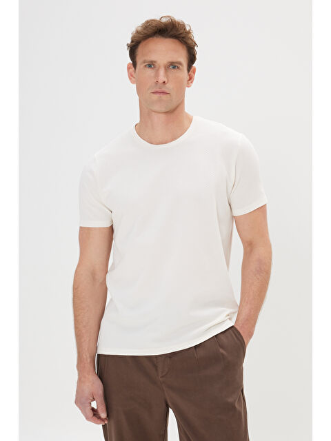 AC&Co / Altınyıldız Classics Erkek Ekru Slim Fit Dar Kesim Bisiklet Yaka Kısa Kollu Yumuşak Tuşeli Basic Tişört - S000394504-19965
