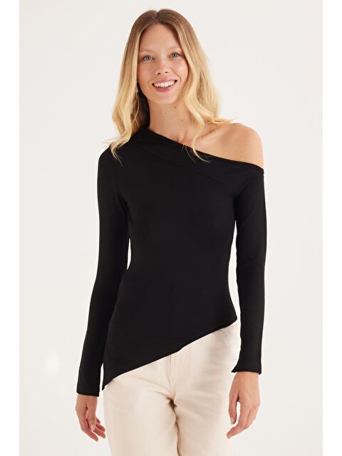 TUDORS Kadın Standart Fit Asimetrik Yaka Viskon Siyah Bluz - S000526206-19351