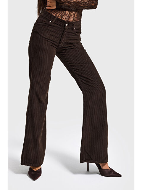 It's Basic Kadın Koyu Kahve Renk 29w5-81 Midrise Flare Fit Kalın Fitilli Velvet Kumaş Kadife Pantolon - S000494098-19413
