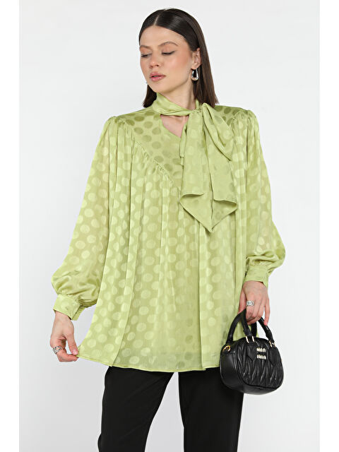 Gülseli Ön Pile Detaylı Kravat Yaka Puanlı Kadın Astarlı Bluz - S000365018-18194