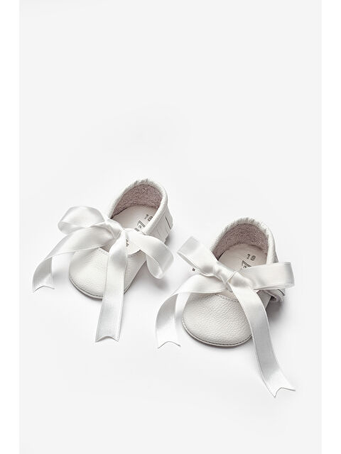 Le Mabelle Beyaz Kurdele Detaylı Kız Bebek Deri Makosen