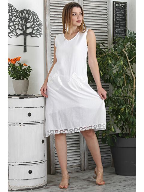 Chiccy Beyaz V Yaka Kolsuz Çift Cepli Astarlı Yıkamalı Etek Ucu Dantelli Midi Boy Dokuma Casual Elbise - S000358938-20063
