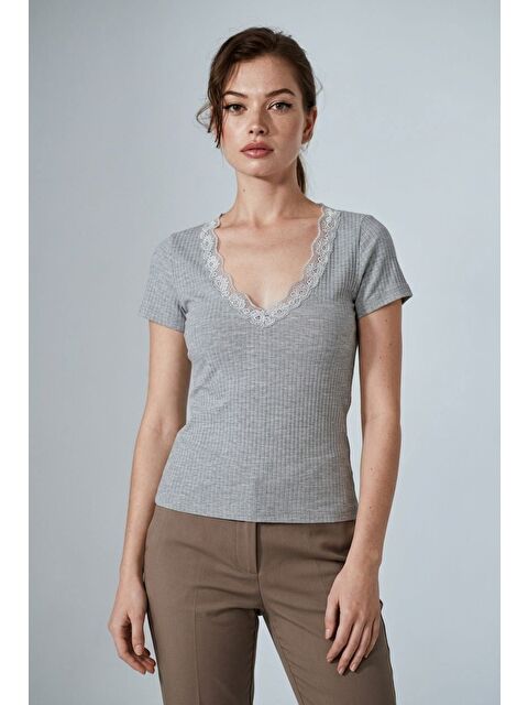Madmext Gri V Yaka Dantel Detaylı Fitilli Kadın Tişört Mg2705