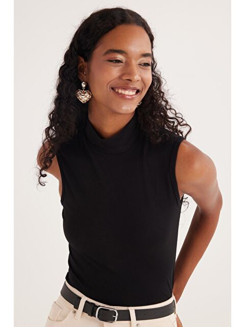 TUDORS Kadın Regular Fit Klasik Kesim Viskon Kumaş Balıkçı Yaka Sıfır Kol Siyah Bluz - S000521054-19351