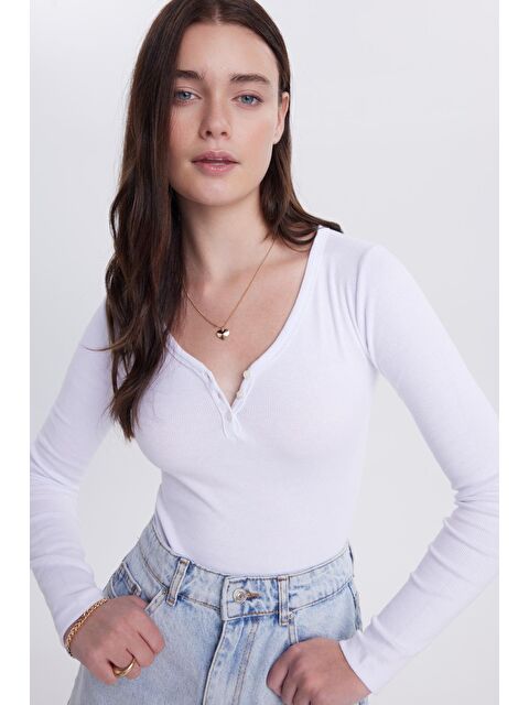 TUDORS Kadın Slim Fit Dar Kesim Pamuklu V Yaka Beyaz  Bluz - S000521079-20063