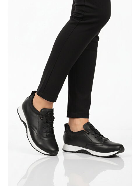 Ayakmod Siyah Beyaz Lastik Bağcıklı Kadın Casual Ayakkabı 1900 Z