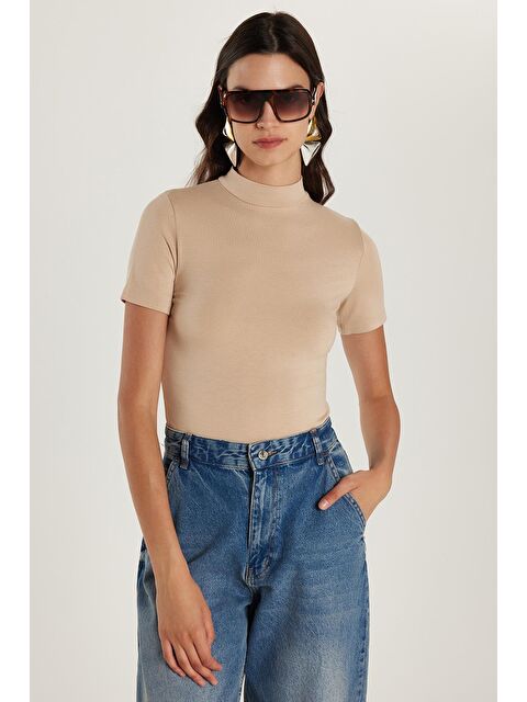 TUDORS Kadın Standart Fit Kısa Kollu Yarım Balıkçı Yaka Bej Bluz - S000521089-19928