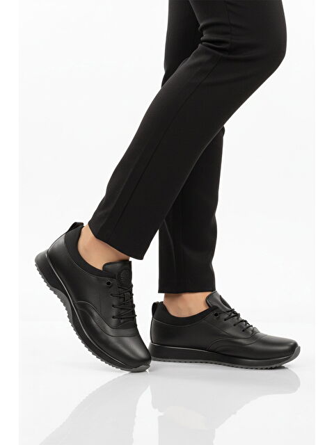 Ayakmod Siyah Cilt Lastik Bağcıklı Kadın Casual Ayakkabı 1900 Z