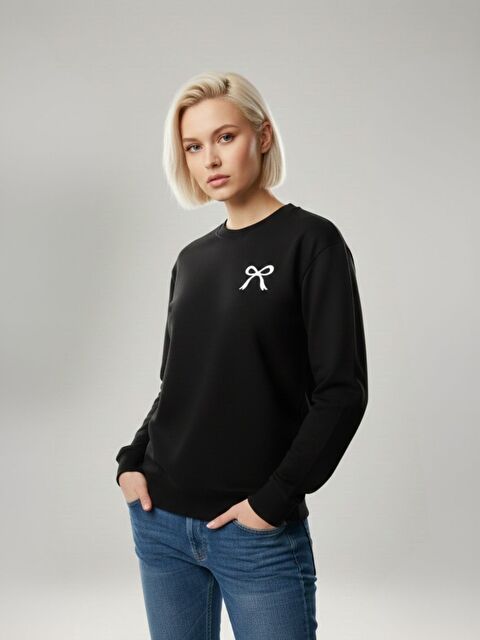 Trendseninle Kadın Siyah Kurdele Baskılı Oversize Bisiklet Yaka Sweatshirt - S000500962-19351