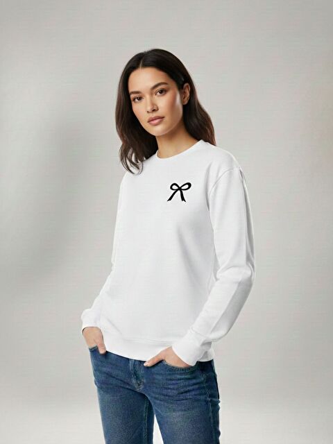 Trendseninle Kadın Beyaz Kurdele Baskılı Oversize Bisiklet Yaka Sweatshirt - S000500962-20063