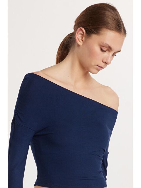 TUDORS Kadın Slim Fit Dar Kesim Kayık Yaka Viskon Lacivert Bluz - S000521116-21164