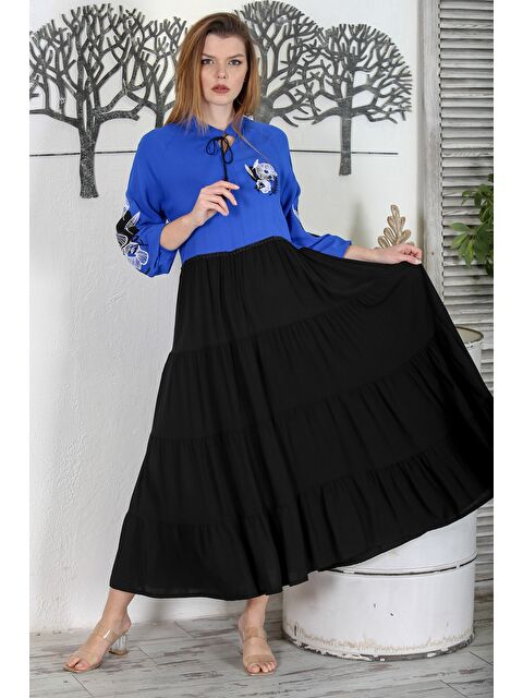 Chiccy Siyah-Mavi Hakim Yaka Balon Kol Eteği Fırfırlı Dokuma Garnili Nakışlı Casual Dokuma Elbise