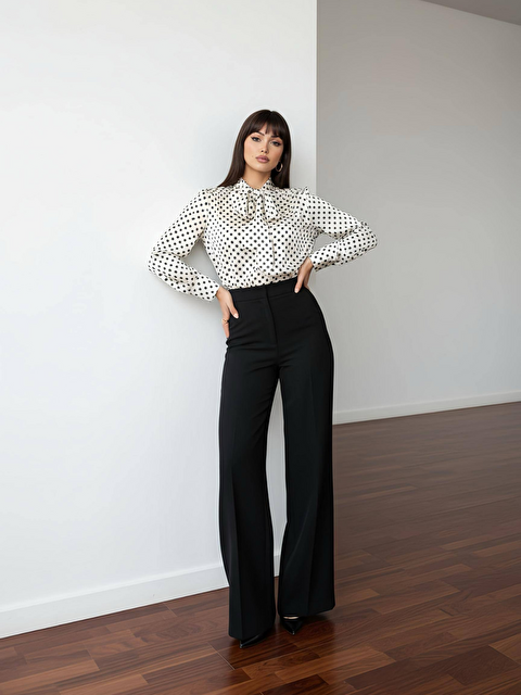 Pera Moda Puantiye Desenki Paris Fularlı Gömlek