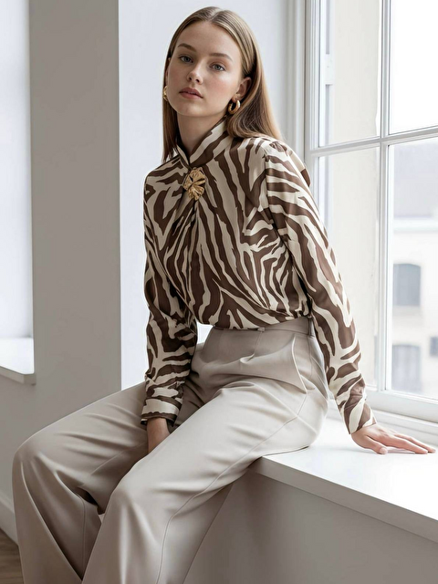 Pera Moda Gold Broşlu Zebra Desenli Bluz
