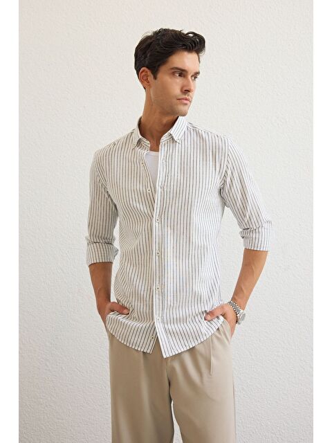 Livio Ferri Onan Erkek Klasik Gömlek Modern Slim Fit Keten Görünümlü İnce Çizgili Desen