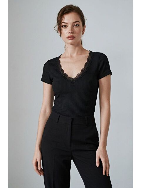 Madmext Siyah V Yaka Dantel Detaylı Fitilli Kadın Tişört Mg2705
