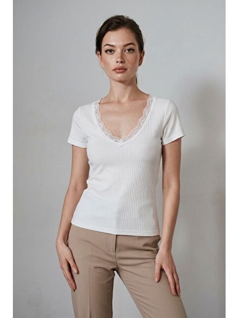 Madmext Ekru V Yaka Dantel Detaylı Fitilli Kadın Tişört Mg2705