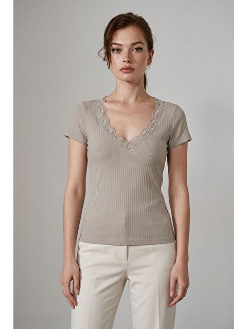 Madmext Bej  V Yaka Dantel Detaylı Fitilli Kadın Tişört Mg2705