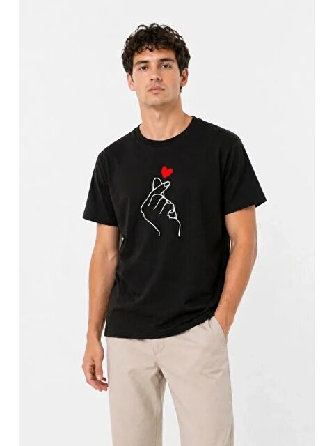 Jane's Erkek Kore Parmak Kalp Aşk Temalı Minimal Baskılı Tişört Yazlık Kısa Kol T-Shirt - Siyah