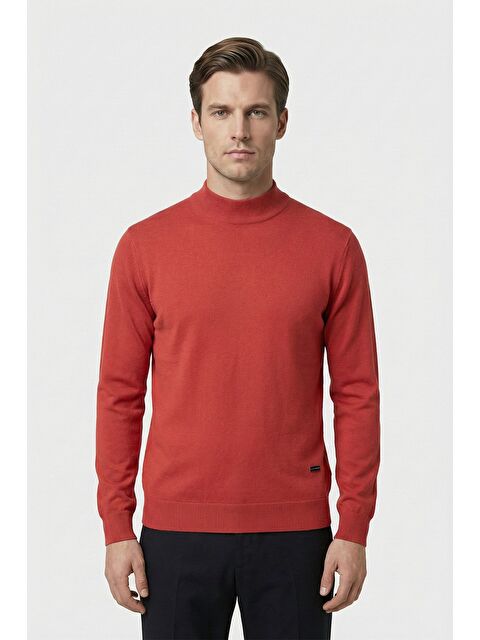 Sabri Özel Standart Fit Nar Çiçeği Yün Karışımlı Yarım Balıkçı Yaka Düz Desen Triko Kazak