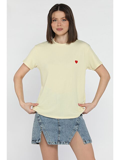 Gülseli Kadın Bisiklet Yaka Kalp Nakışlı Tişört - S000373188-20072