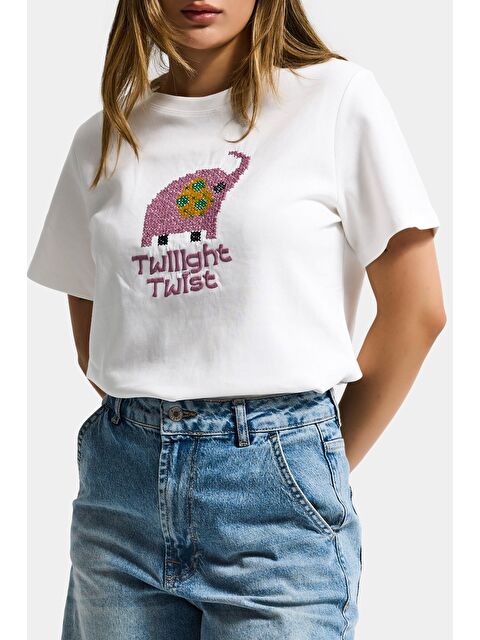 It's Basic Kadın Beyaz Renk w5 Nakış Detaylı Oversize Tasarım T-Shirt - S000527571-20063